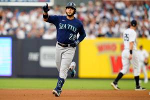 Seattle Mariners' Eugenio Suarez (28) gestures to fans as he runs the bases after hitting a two-run home run during the first inning of a baseball game against the New York Yankees Tuesday, Aug. 2, 2022, in New York. (AP Photo/Frank Franklin II)