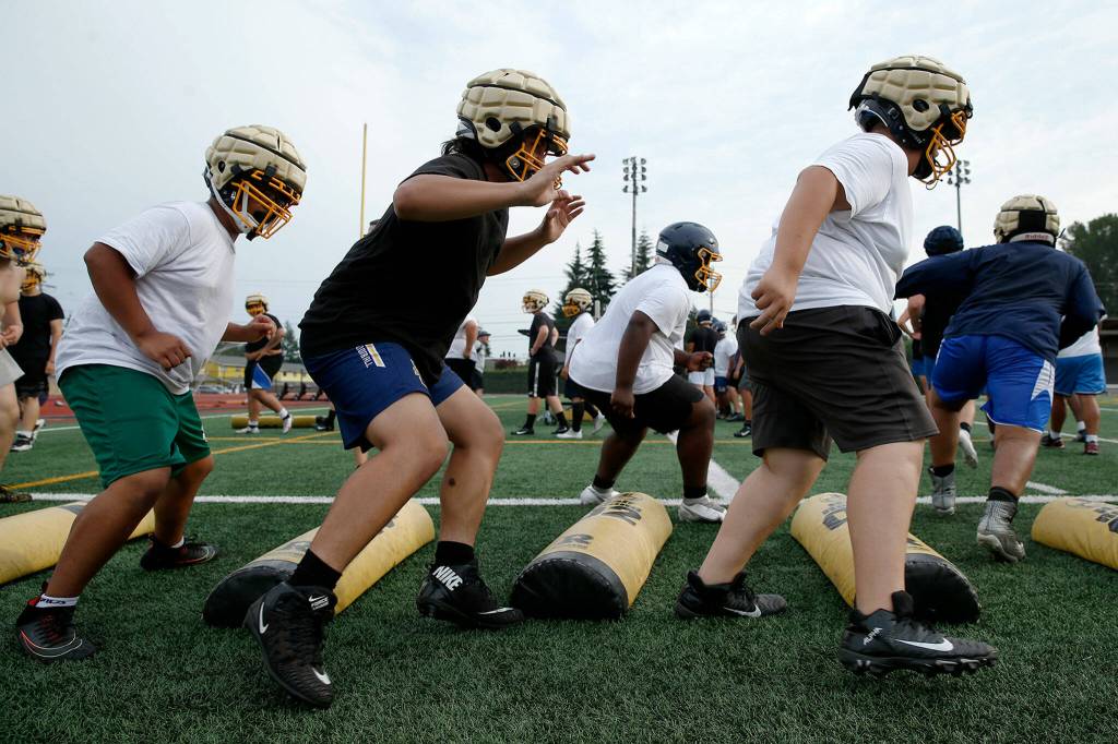 Mariner linemen go through drills during practice Thursday, Aug. 18, 2022, at Mariner High School in Everett, Washington. (Ryan Berry / The Herald)