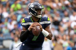 Seattle Seahawks quarterback Geno Smith drops to pass against the Chicago Bears during the first half of a preseason NFL football game, Thursday, Aug. 18, 2022, in Seattle. The Bears won 27-11. (AP Photo/Caean Couto)