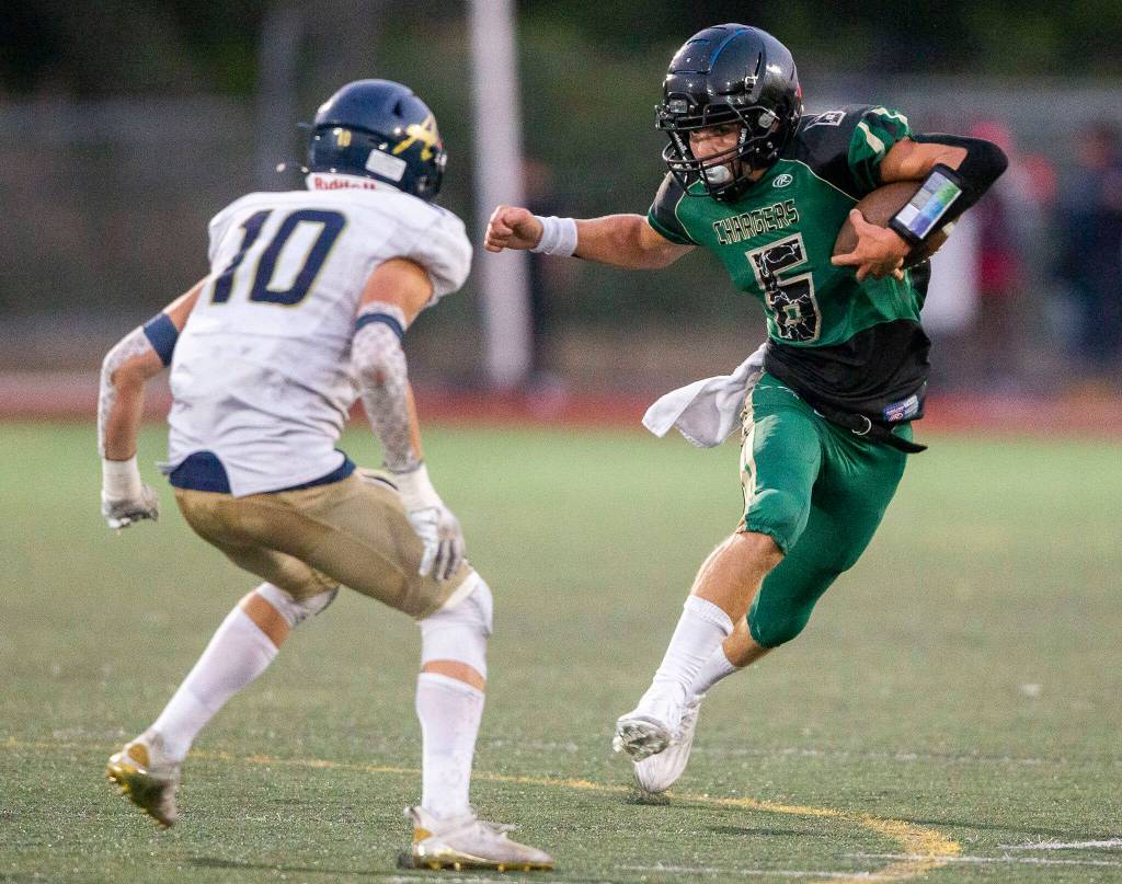 Marysville Getchells Carter Schmidt runs the ball during the game Arlington on Friday, Sept. 9, 2022 in Marysville, Washington. (Olivia Vanni / The Herald)