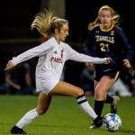 Snohomishs SJ Hammer, left, controls the ball with Everetts Annabelle Lawless closing Tuesday evening in Everett, Washington on September 13, 2022. The Panthers defeated the Eagles 3-1. (Kevin Clark / The Herald)