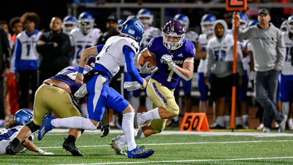 Lake Stevens Joe McGinnis (7) eyes a Federal Way defender as he races down the field for a touchdown after recovering a fumble caused by teammate Ashten Hendrickson (66) during a game on Friday, Sept. 16, 2022, at Lake Stevens High School. (John Gardner / Pro Action Image)