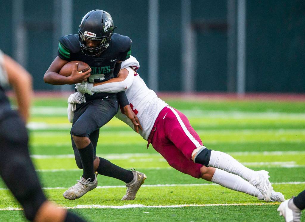 Cascades Charlie Nelson sacks Jacksons Edonyas Abebe during the game on Friday, Sept. 23, 2022 in Everett, Washington. (Olivia Vanni / The Herald)