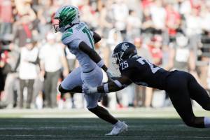 Oregon wide receiver Troy Franklin (11) runs past Washington State defensive back Jaden Hicks (25) toward a touchdown during the second half of an NCAA college football game, Saturday, Sept. 24, 2022, in Pullman, Wash. (AP Photo/Young Kwak)