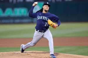 Seattle Mariners' Luis Castillo (21) throws against the Oakland Athletics during the first inning of a baseball game in Oakland, Calif., Tuesday, Sept. 20, 2022. (AP Photo/Jed Jacobsohn)
