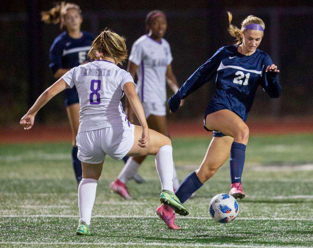 Glacier Peaks Kamiaks Amelia Lundeen dribbles past Kamiaks Payton Wotipka during the game on Thursday, Sept. 29, 2022 in Snohomish, Washington. (Olivia Vanni / The Herald)