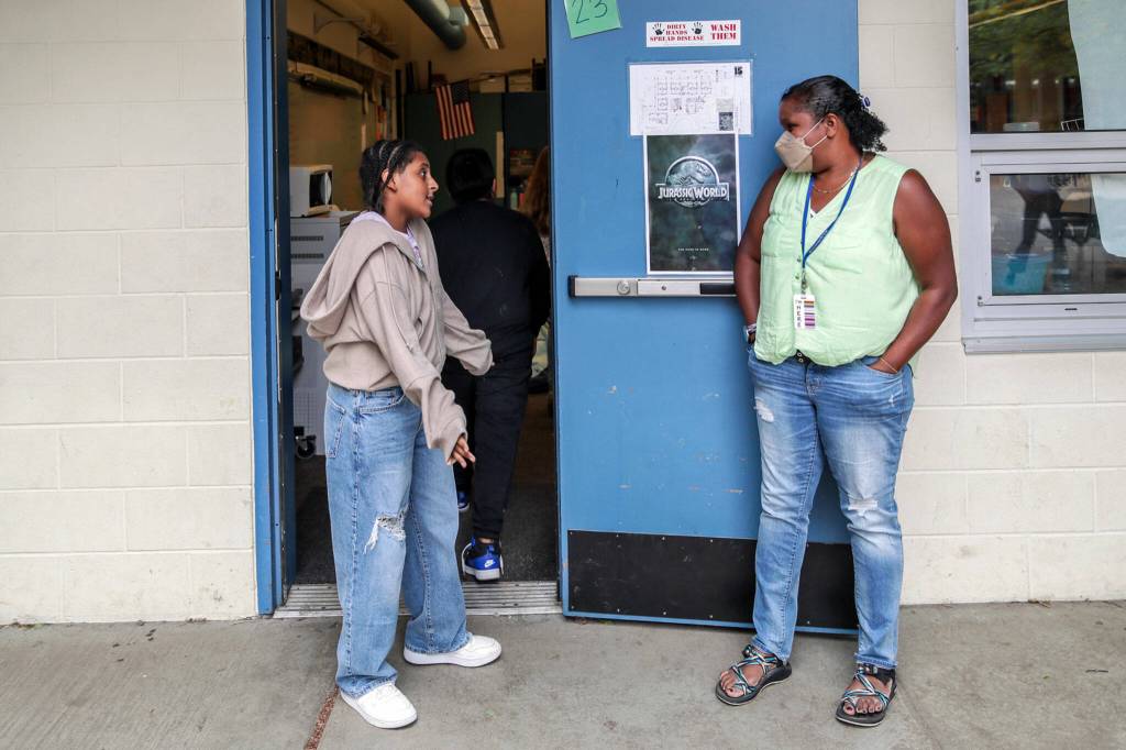 Rema Ermias, left, talks with Tanya King after recess on Sept. 14 at Beverly Elementary, in Lynnwood. (Kevin Clark / The Herald)