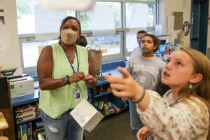 Tanya King, left, looks to where Hailey Newton, right, ask to hang her project Thursday afternoon at Beverly Elementary in Lynnwood, Washington on September 14, 2022. (Kevin Clark / The Herald)
