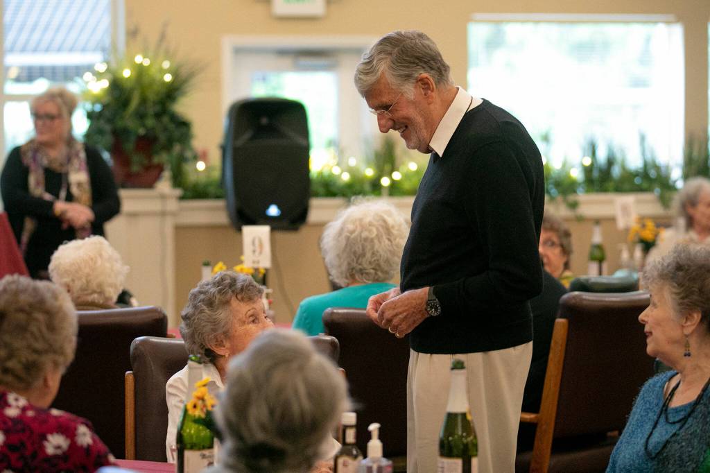 Former TV food personality Graham Kerr mingles with residents of Windsor Square Retirement Community before giving a presentation in Marysville. (Ryan Berry / The Herald)