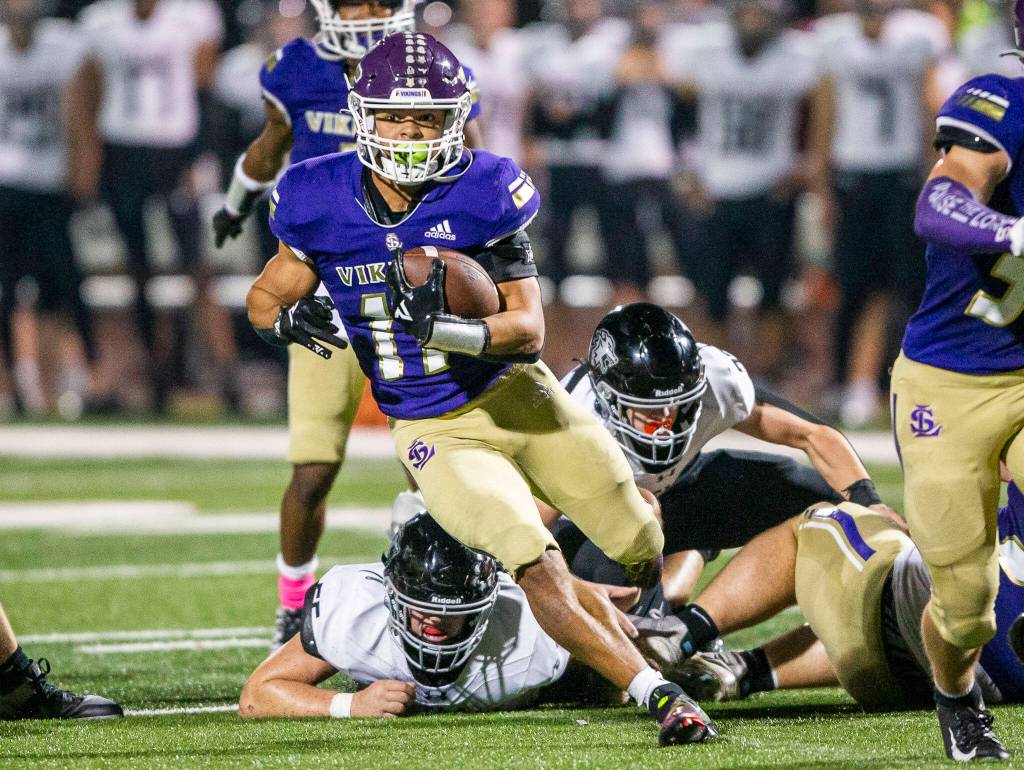 Lake Stevens Jayden Limar runs the ball during the game against Eastlake on Friday, Oct. 7, 2022 in Lake Stevens, Washington. (Olivia Vanni / The Herald)