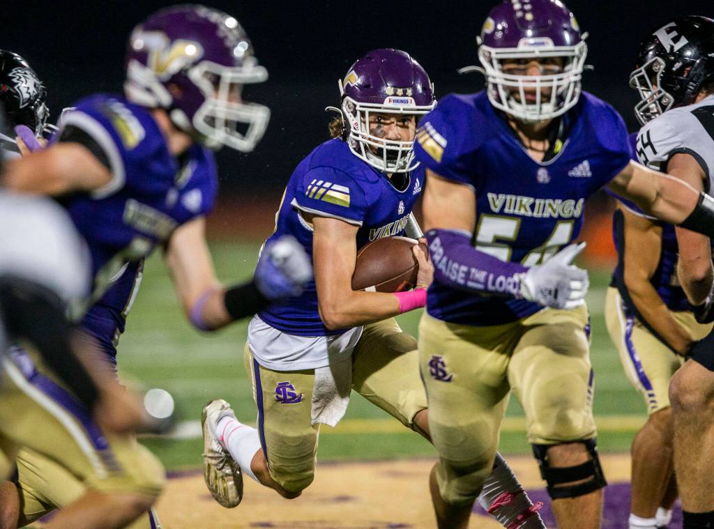 Lake Stevens Kolton Mason runs the ball during the game against Eastlake on Friday, Oct. 7, 2022 in Lake Stevens, Washington. (Olivia Vanni / The Herald)
