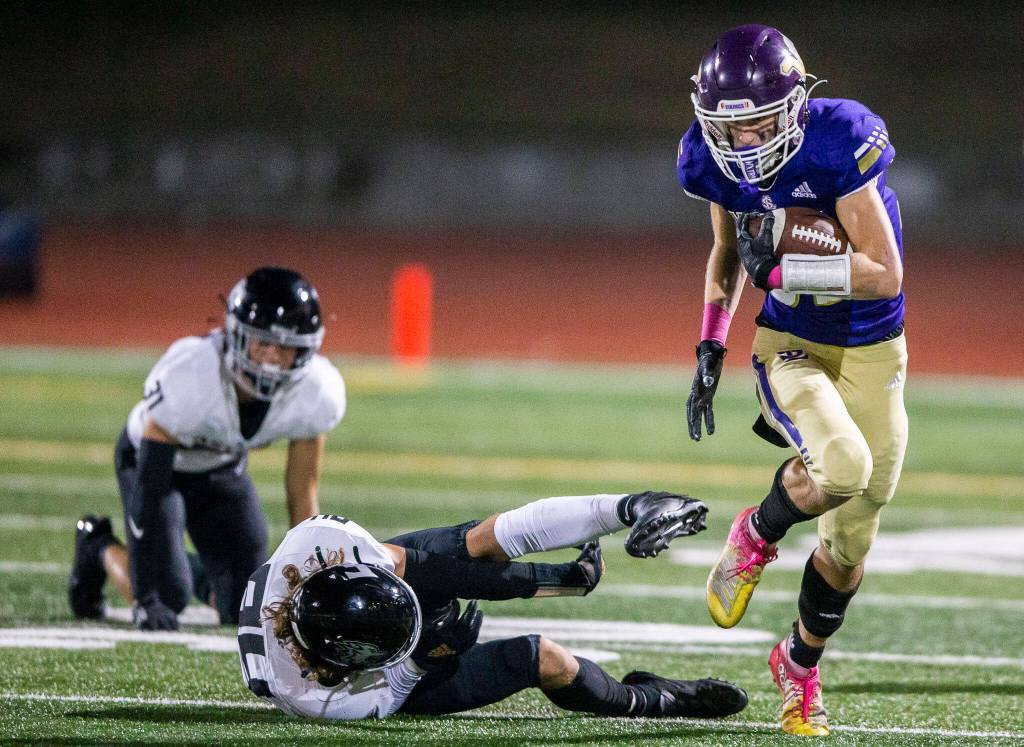 Lake Stevens David Brown escapes multiple tackles during the game against Eastlake on Friday, Oct. 7, 2022 in Lake Stevens, Washington. (Olivia Vanni / The Herald)