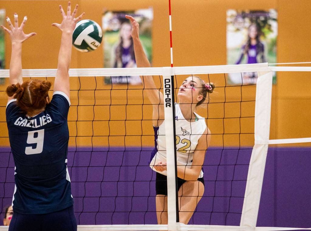 Lake Stevens Laura Eichert spikes the ball past Glaicer Peaks Jessica Eames during the match on Tuesday, Oct. 11, 2022 in Lake Stevens, Washington. (Olivia Vanni / The Herald)