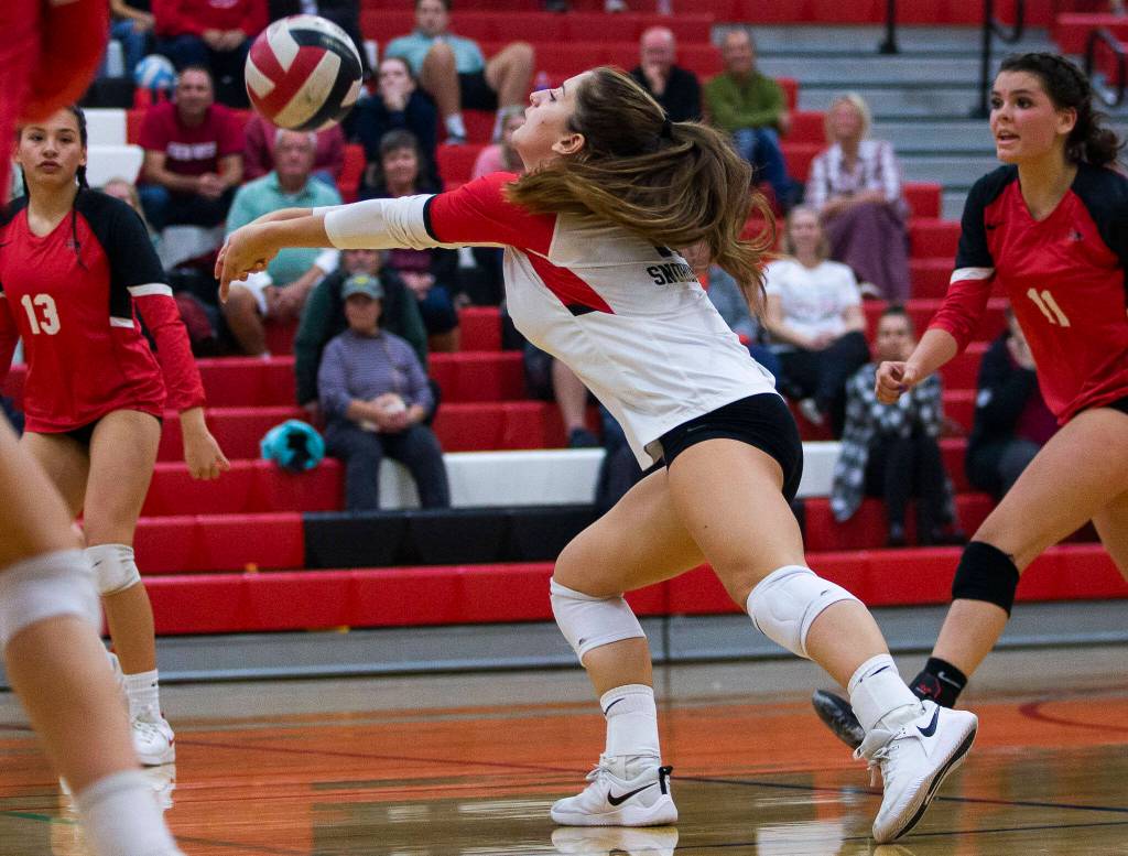 Snohomishs Anika Smith digs the ball during the match against Snohomish on Wednesday, Oct. 19, 2022 in Snohomish, Washington. (Olivia Vanni / The Herald)