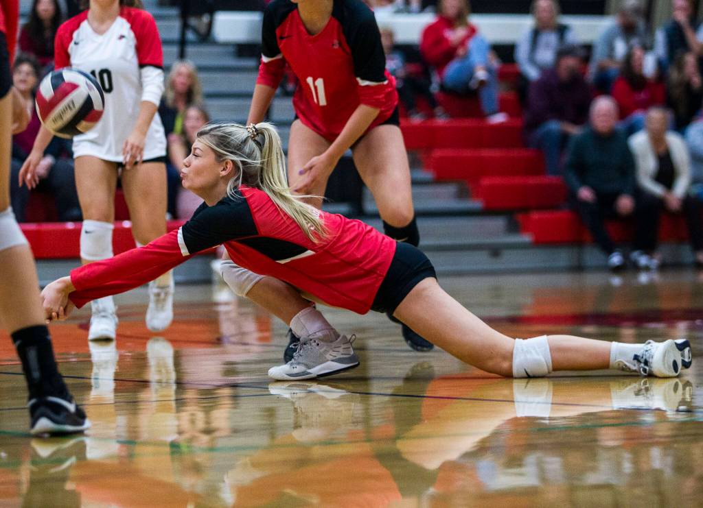 Snohomishs Kelsey Nichols digs the ball during the match against Archbishop Murphy on Wednesday, Oct. 19, 2022 in Snohomish, Washington. (Olivia Vanni / The Herald)