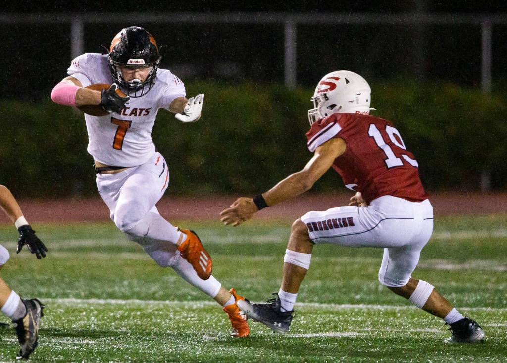 Monroes Kody Edelbrock runs the ball during a game against Snohomish on Friday, Oct. 21, 2022 in Snohomish, Washington. (Olivia Vanni / The Herald)