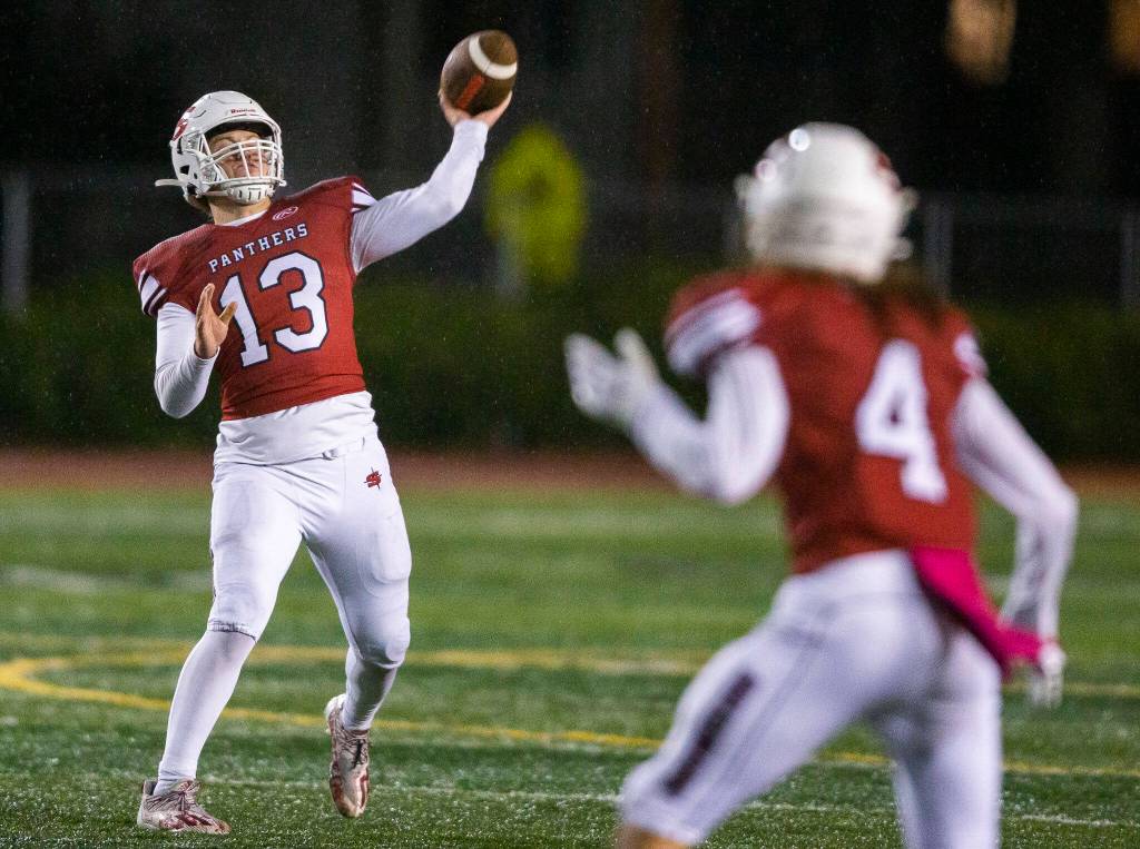 Snohomishs Kale Hammer passes the ball during a game on Friday, Oct. 21, 2022 in Snohomish, Washington. (Olivia Vanni / The Herald)