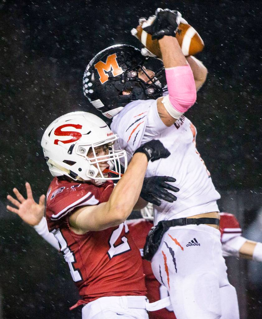 Monroes Kody Edelbrock makes a catch during a game against Snohomish on Friday, Oct. 21, 2022 in Snohomish, Washington. (Olivia Vanni / The Herald)