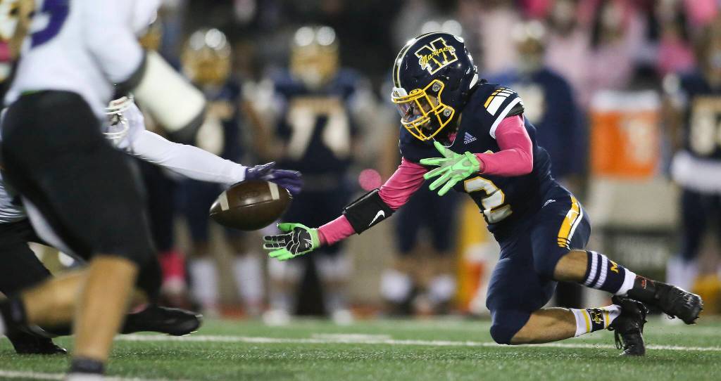 Mariners Macky James attempts to recover a fumble during a game against Kamiak on Oct. 19, 2021 at Goddard Stadium in Everett. (Andy Bronson / The Herald)