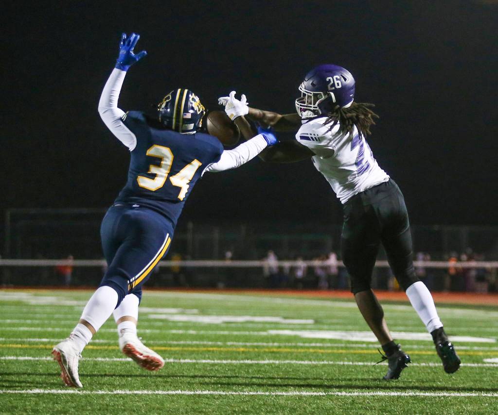 Kamiaks TAndre Waverly (right) tries to grab a pass during a game against Mariner on Oct. 19, 2021 in Everett, Washington. (Andy Bronson / The Herald)