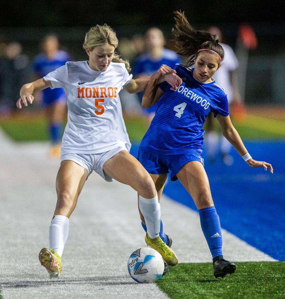 Monroes Faith Gunter fights for the ball with Shorewoods Isabella Valenzuela during game on Tuesday, Nov. 1, 2022 in Shoreline, Washington. (Olivia Vanni / The Herald)