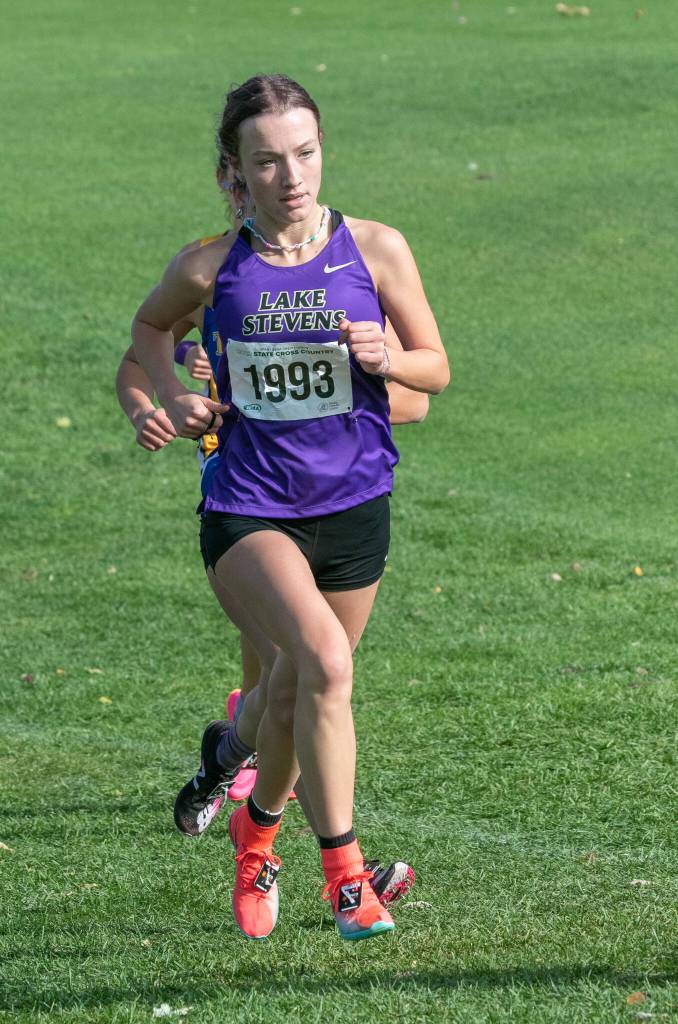 Lake Stevens Ella Edens finishes 22nd at the 4A girls WIAA state cross country tournament on Saturday at Sun Willows Golf Course in Pasco. (TJ Mullinax / For The Herald)