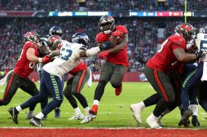 Tampa Bay Buccaneers running back Leonard Fournette (7) goes in for a touchdown during the first half of Sundays game against the Seattle Seahawks in Munich, Germany. (AP Photo/Gary McCullough)