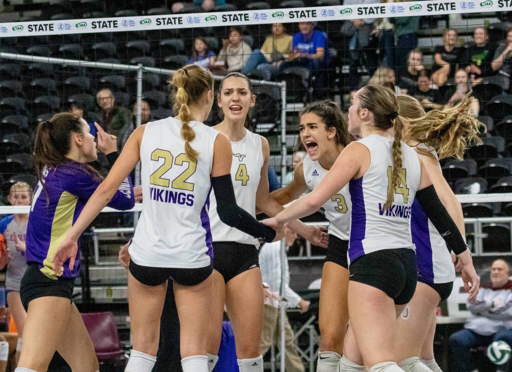 From left, Alyss Kelly, Laura Eichert (22), seniors Katelyn Eichert (24), Hayli Tri (3), and Jamie Call (14), celebrate after scoring a point during the WIAA state volleyball championship on Saturday, Nov. 19, 2022, at the Yakima Valley SunDome. (TJ Mullinax/for The Herald)