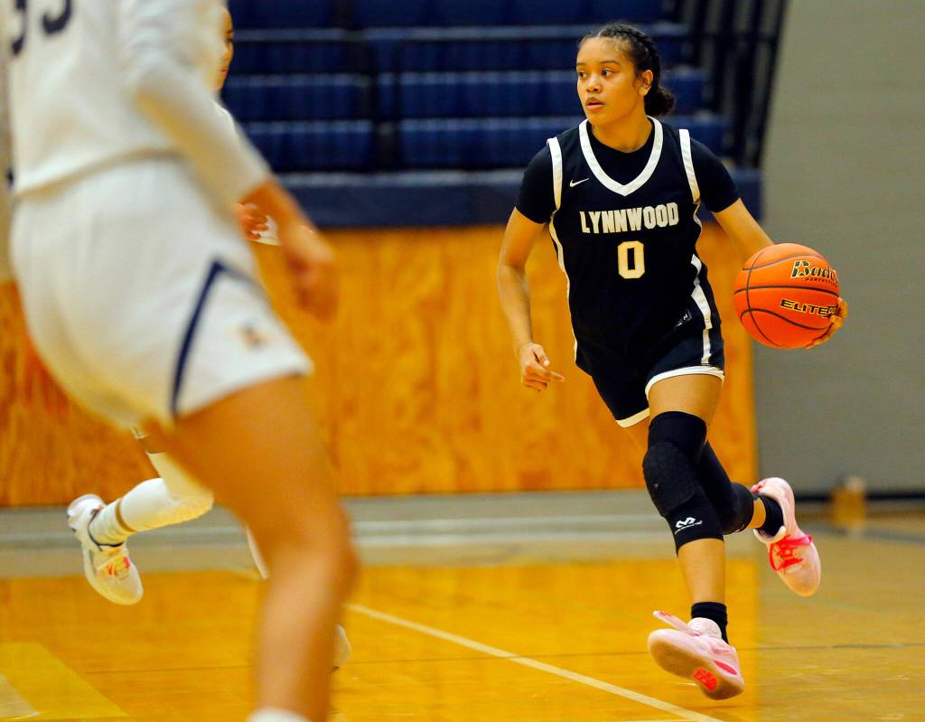 Lynnwoods Aniya Hooker weaves her way up the court against Everett on Thursday, Dec. 15, 2022, at Norm Lowery Gymnasium in Everett, Washington. (Ryan Berry / The Herald)