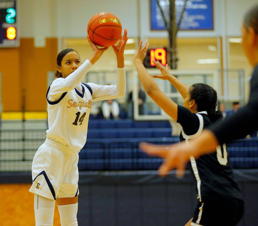 Everetts Mae Washington hits a three to open up the scoring for her team against Lynnwood on Thursday, Dec. 15, 2022, at Norm Lowery Gymnasium in Everett, Washington. (Ryan Berry / The Herald)