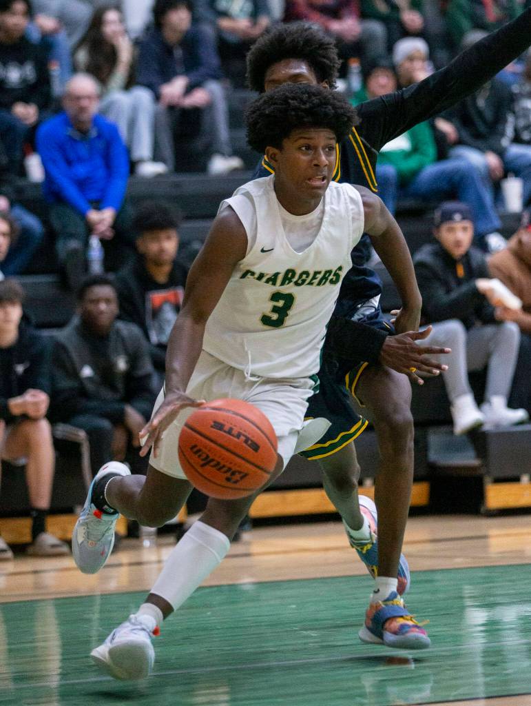 Marysville Getchell Shawn Etheridge drives to the hoop during the game against Shorecrest on Friday, Dec. 16, 2022 in Marysville, Washington. (Olivia Vanni / The Herald)