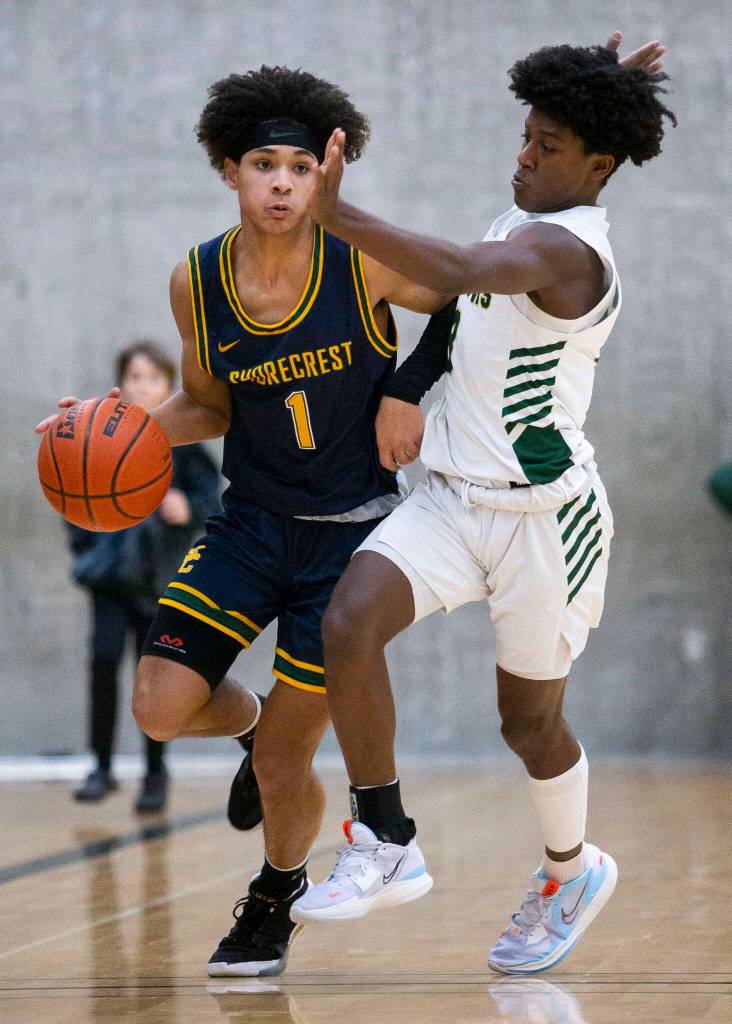 Shorecrests Keanie Silimon takes the ball down the court during the game against Marysville Getchell on Friday, Dec. 16, 2022 in Marysville, Washington. (Olivia Vanni / The Herald)