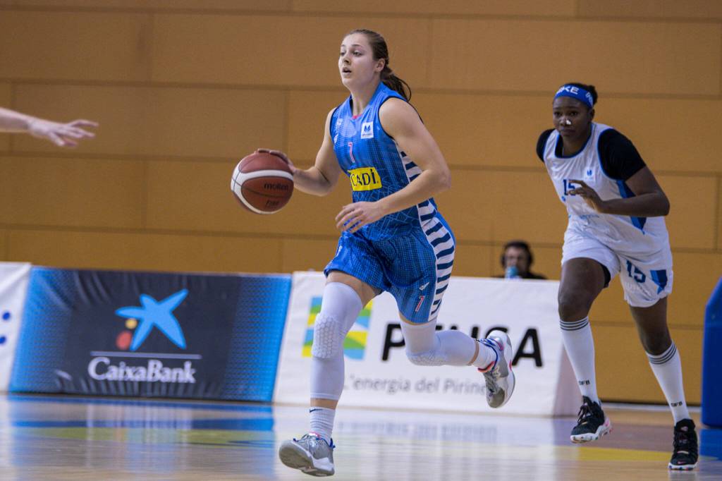 Cadi Le Seu guard Mikayla Pivec, a Lynnwood High School graduate. (Photo by Agustí Peña)