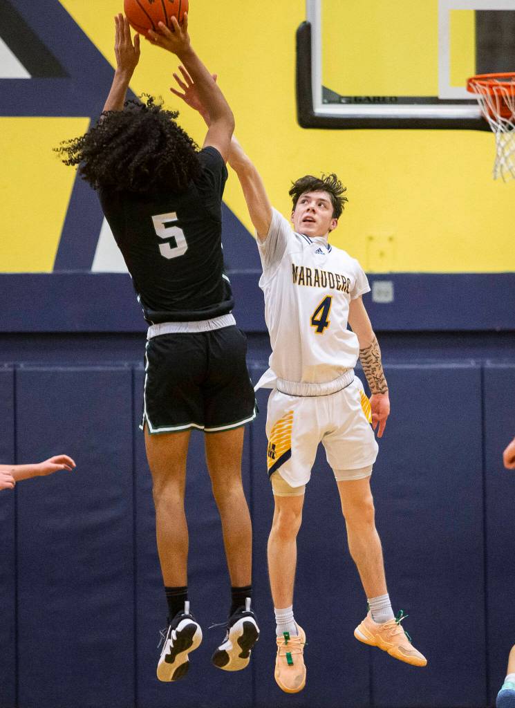 Mariners Riley Weimer jumps to contest a shot by Jacksons Sylas Williams during the game on Wednesday in Everett. (Olivia Vanni / The Herald)