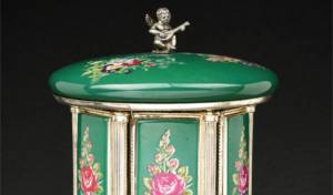 Photo Caption: This musical cigarette dispenser dates to the 1950s. Smoking was fashionable at the time; the link between smoking and lung cancer had not yet been proven.