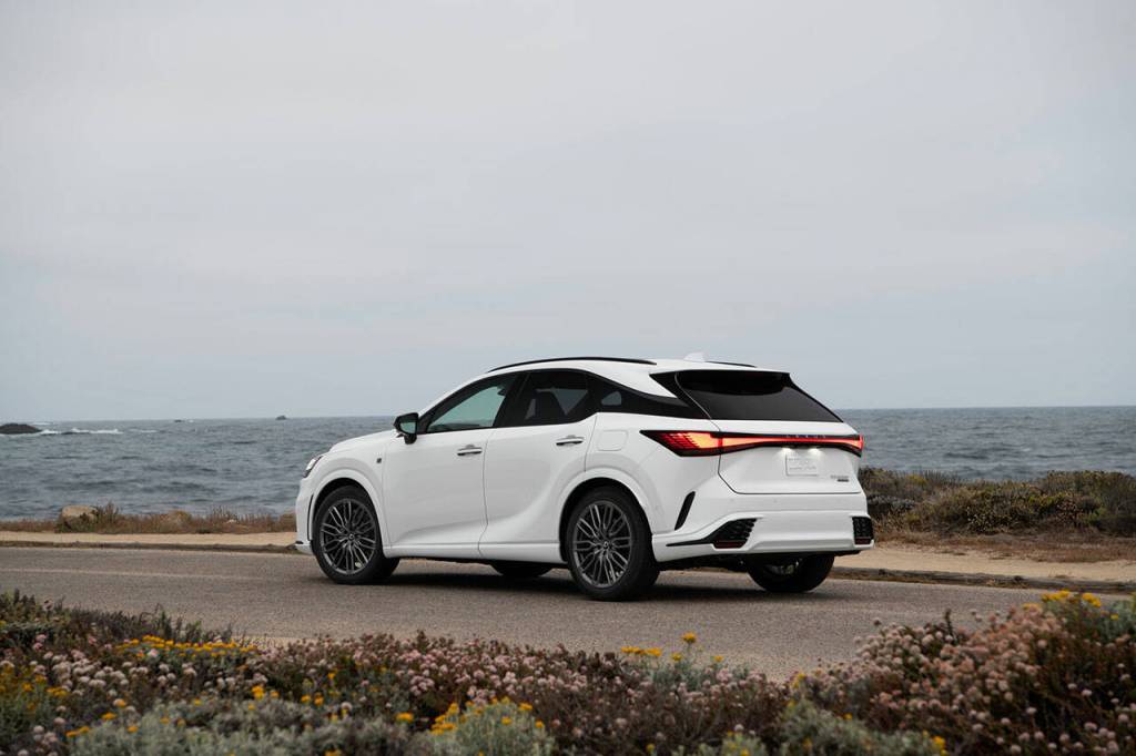 Twenty-one inch wheels are a standard feature of the 2023 Lexus RX 500h. (Lexus)