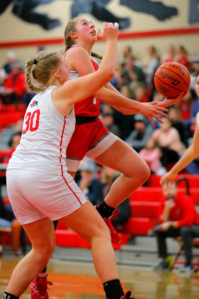 Stanwoods Ellalee Wortham tries for a driving layup against Snohomish on Friday, Jan. 13, 2023, at Snohomish High School in Snohomish, Washington. (Ryan Berry / The Herald)