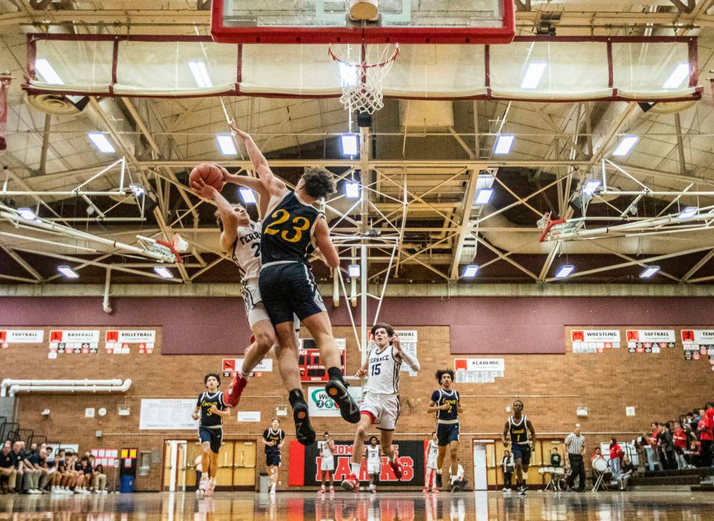 Everetts Daniel Savovic blocks a layup by Mountlake Terraces Talan Zenk during the game on Tuesday, Jan. 17, 2023 in Mountlake Terrace, Washington. (Olivia Vanni / The Herald)