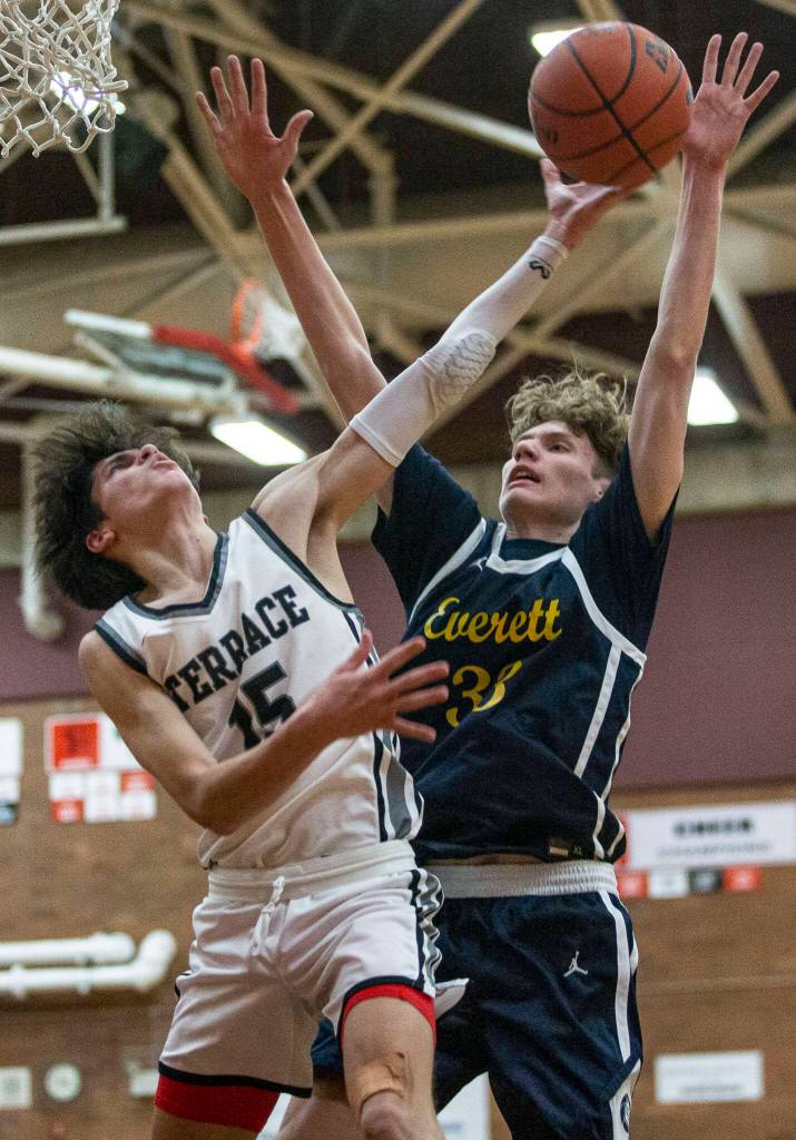 Mountlake Terraces Jaxon Dubiel tries to make a layup while being guarded by Everetts Hayden Conaxis during the game on Tuesday, Jan. 17, 2023 in Mountlake Terrace, Washington. (Olivia Vanni / The Herald)
