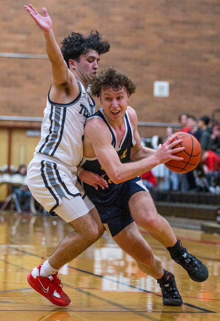 Everetts Daniel Savovic tries to drive to the hoop while being guarded by Mountlake Terraces Logan Tews during the game on Tuesday, Jan. 17, 2023 in Mountlake Terrace, Washington. (Olivia Vanni / The Herald)