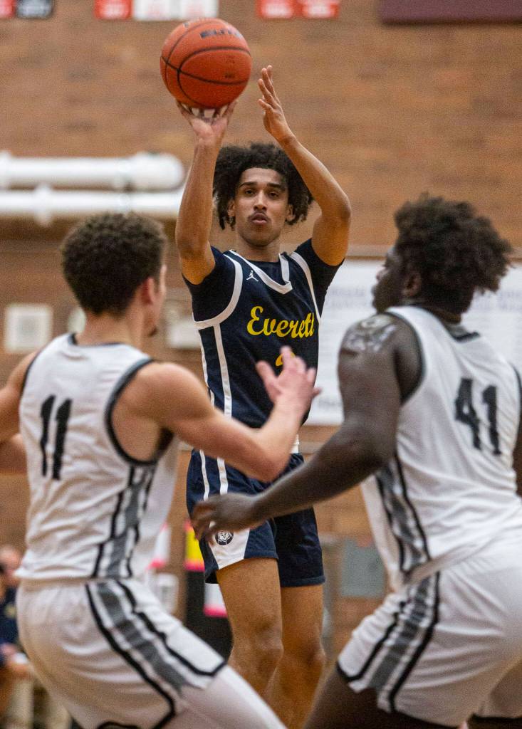 Everetts Isaiah White attempt a three-point shot during the game against Mountlake Terrace on Tuesday, Jan. 17, 2023 in Mountlake Terrace, Washington. (Olivia Vanni / The Herald)