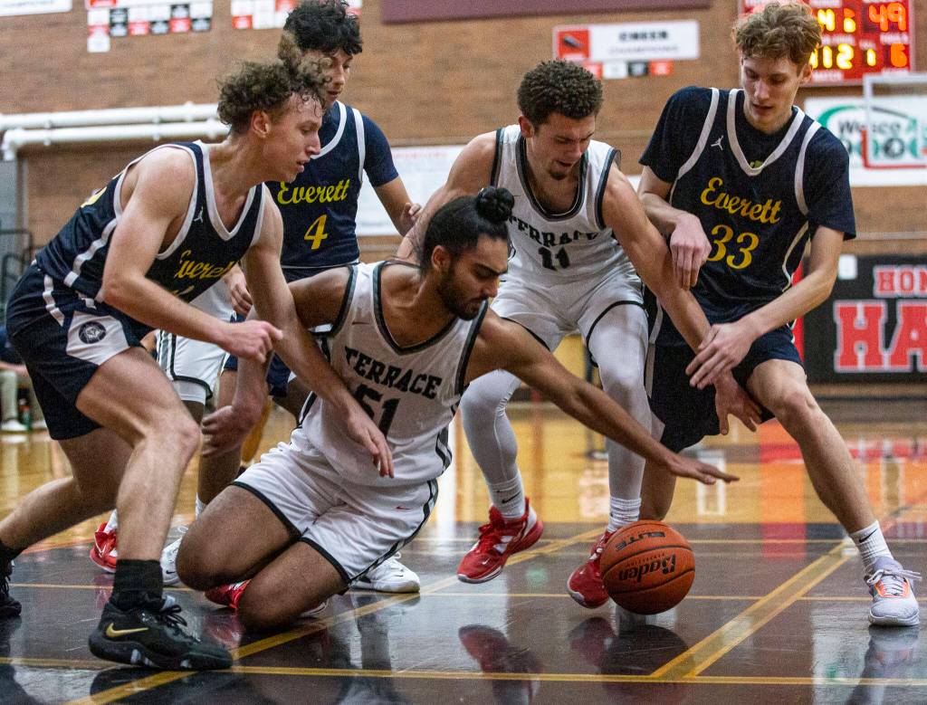 Everetts Daniel Savovic and Hayden Conaxis and Mountlake Terraces Svayjeet Singh and Chris Meegan all scramble for the ball during the game on Tuesday, Jan. 17, 2023 in Mountlake Terrace, Washington. (Olivia Vanni / The Herald)