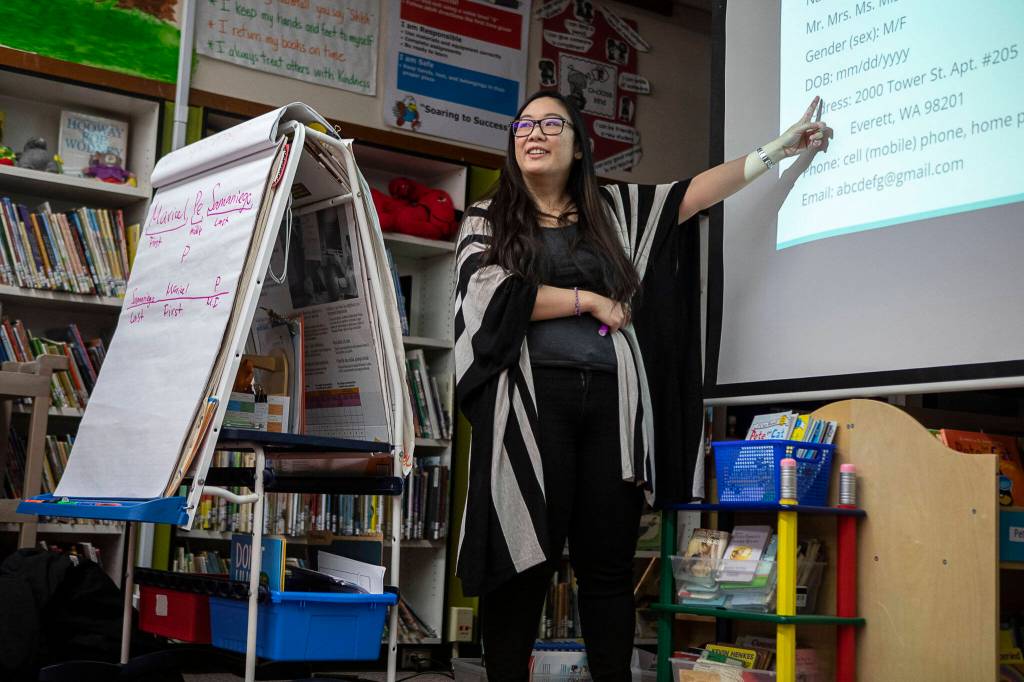 Maricel Pe Samaniego teaches English at Liberty Elementary School on Jan. 30, in Marysville. Marysville schools partners with EvCC to offer free English classes to parents of multi-lingual students. (Annie Barker / The Herald)