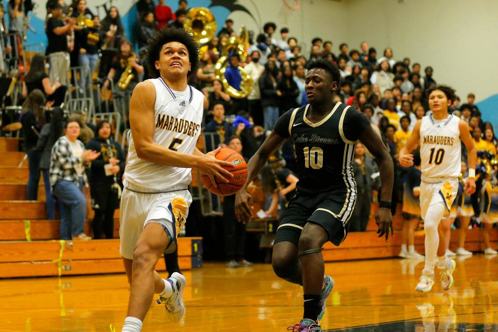 Mariners Makai Bloomfield finishes off a fast break against Lake Stevens on Thursday, Feb. 2, 2023, at Mariner High School in Everett, Washington. (Ryan Berry / The Herald)
