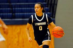Lynnwood’s Aniya Hooker weaves her way ups the court against Everett on Thursday, Dec. 15, 2022, at Norm Lowery Gymnasium in Everett, Washington. (Ryan Berry / The Herald)