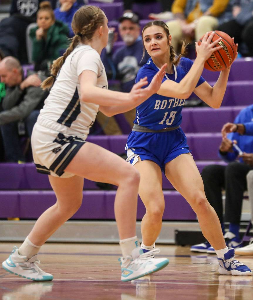 Bothells Mackenzie Kooy (10) moves with the ball during a game between Glacier Peak and Bothell at Lake Washington High School in Kirkland, Washington on Thursday, Feb. 16, 2023. Bothell won, 57-38. (Annie Barker / The Herald)