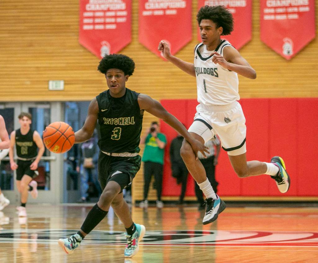 Marysville-Getchells Shawn Etheridge takes the ball down the court during the game against Mount Vernon on Friday, Feb. 17, 2023 in Everett, Washington. (Olivia Vanni / The Herald)