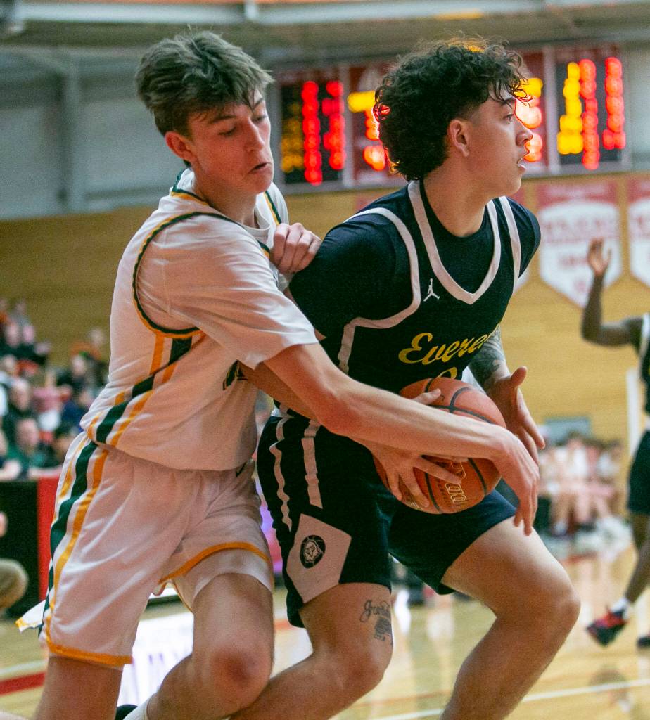Everetts Ty Bloomfield looks for an open teammate to pass to during the game against Shorecrest on Friday, Feb. 17, 2023 in Everett, Washington. (Olivia Vanni / The Herald)