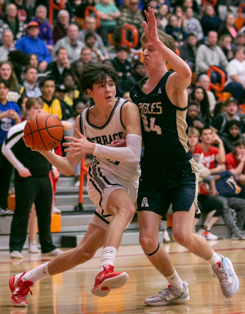 Mountlake Terraces Jaxon Dubiel drives to the hoop during the game against Arlington on Saturday, Feb. 18, 2023 in Everett, Washington. (Olivia Vanni / The Herald)