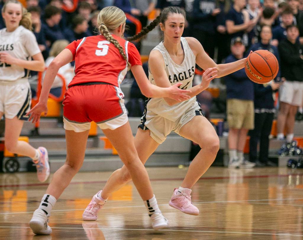 Arlingtons Jenna Villa runs a play during the game against Stanwood on Saturday, Feb. 18, 2023 in Everett, Washington. (Olivia Vanni / The Herald)